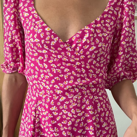 WAYF MIDI PINK DRESS WITH PUFF SLEEVE AND DAISY PATTERN. Size small. - Picture 5 of 6